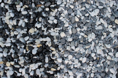  Галька Далматин мраморная (щебень галтованный микс:белый-черный) фр.10-20 мм.  купить  в Липецке мрамор белый, черный окатанные округлые декоративные ландшафтные камни щебня 14500 руб/т   фото 