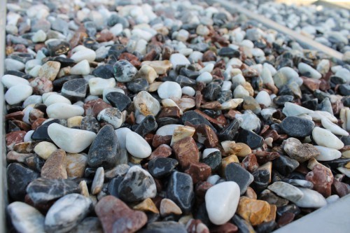  Микс мраморной гальки (щебень галтованный микс:белый-черный-розовый-медовый) фр.10-20 мм.  купить  в Липецке мрамор белый, медовый, черный, розовый мраморный декоративный ландшафтный окатанный округлый галтованный щебень 14500 руб/т   фото 