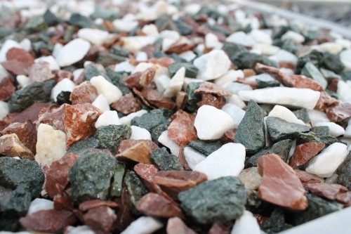  Мраморная крошка (щебень крошка микс: белый-зеленый-розовый) фр. 10-20 мм.  купить  в Липецке мрамор белый, зеленый, розовый декоративный ландшафтный колотый щебень 9500 руб/т   фото 