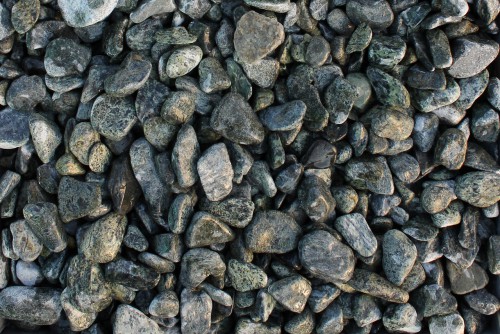 Зеленая галька (щебень галтованный зеленый змеевик) фр. 20-40 мм.  купить  в Липецке мрамор зеленый, салатовый оголтованный щебень мраморный 12 500 руб/т   фото 