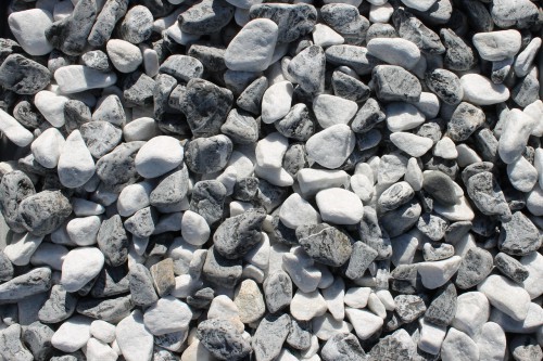  Микс шахматной гальки  (щебень галтованный микс:: белый-черный) фр.20-40 мм  купить  в Липецке мрамор белый, черный мраморный галтованный щебень 14500 руб/т   фото 