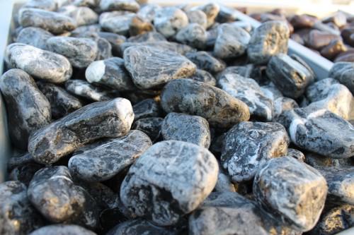  Черная галька (щебень галтованный черный мрамор) фр.20-40 мм.  купить  в Липецке мрамор черный с белыми прожилками мрамор окатанный округлый 13500 руб/т   фото 