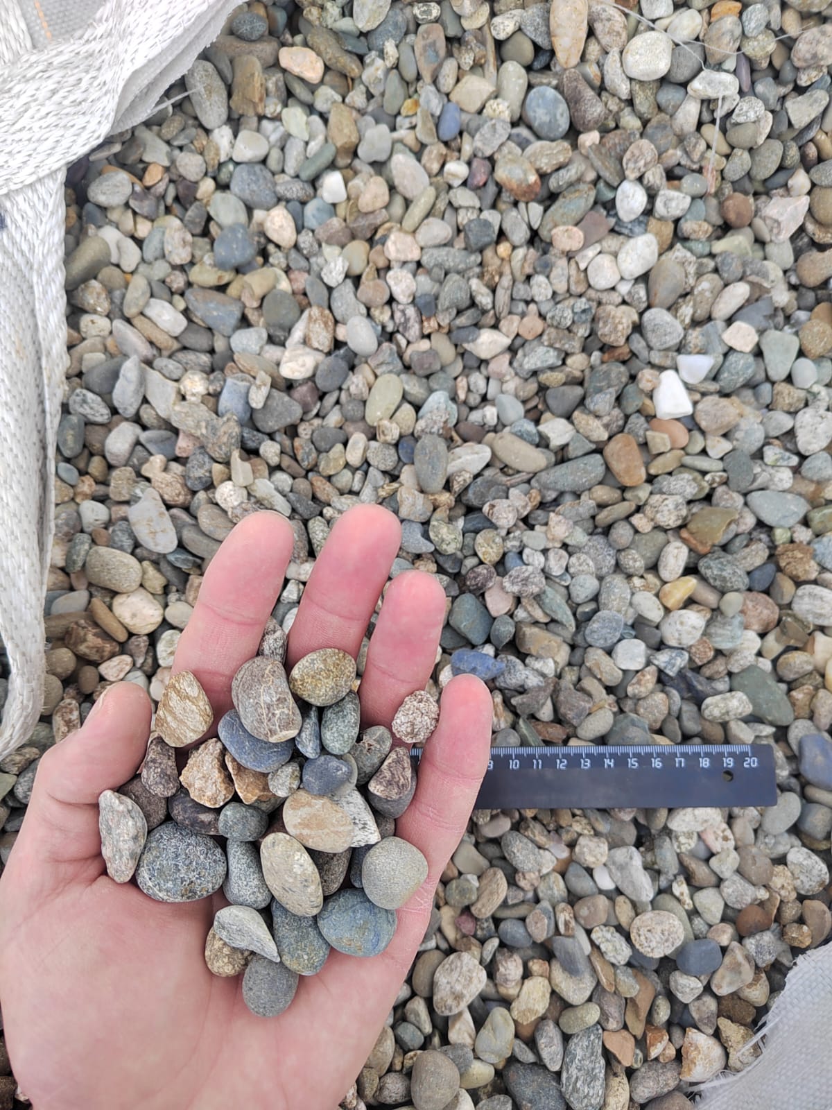  Галька речная окат (серая) фр.10-20 мм купить   в Липецке галька речная серая, серый, темно-серый, светло-серый, коричневый ландшафтная декоративная речная окатанная округлая галька 4000 руб/т   фото 