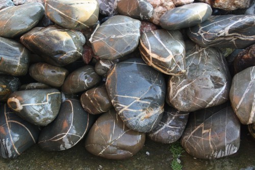  Валунчик Паутинник фр.100-300 мм  купить в Липецке крупный природный камень галечник темно-серый с прожилками белый черный речной валунчик 5000 руб/т   фото 