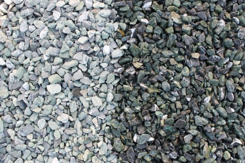  Микс разноцветной гальки  (щебень галтованный микс:зеленый-черный) фр.10-20 мм.  купить  в Липецке мрамор зеленый, черный декоративные ландшафтные окатанные округлые камни щебня 14500 руб/т   фото 