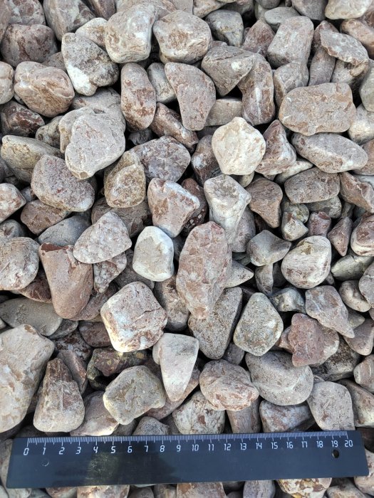 Розовая галька (щебень галтованный розовый) фр.20-40 мм.  купить  в Липецке мрамор розовый, красный оголтованный округлый щебень  13500 руб/т   фото 