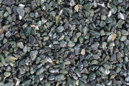 Микс разноцветной гальки  (щебень галтованный микс:зеленый-черный) фр.10-20 мм.  купить  в Липецке мрамор зеленый, черный декоративные ландшафтные окатанные округлые камни щебня 14500 руб/т   фото 