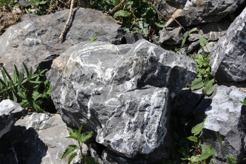  Черный мрамор скальник фр. 1000-1500 мм.  купить в Липецке мрамор черный белый серый крупный колотый валун ландшафтный 9000 руб/т   фото 