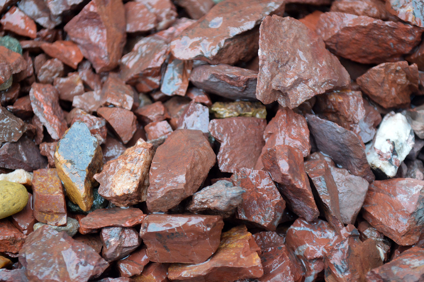  Щебень крошка красный (ЯШМА) фр. 10-20 мм.  купить  в Липецке яшма красный, бордовый, оранжевый, рыжий декоративный каменный ландшафтный щебень колотый 6 600 руб/т   фото 