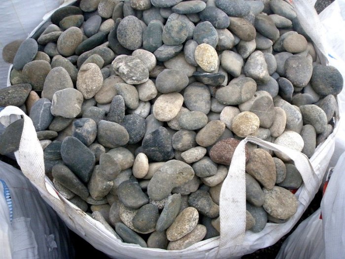  Галька речная плоская (ассорти) фр. 100-200-300 мм купить  в Липецке  галька галечник природный серый, белый темно-серый синий рыжий светло-серый природная галька плоская крупная 5500 руб/т   фото 