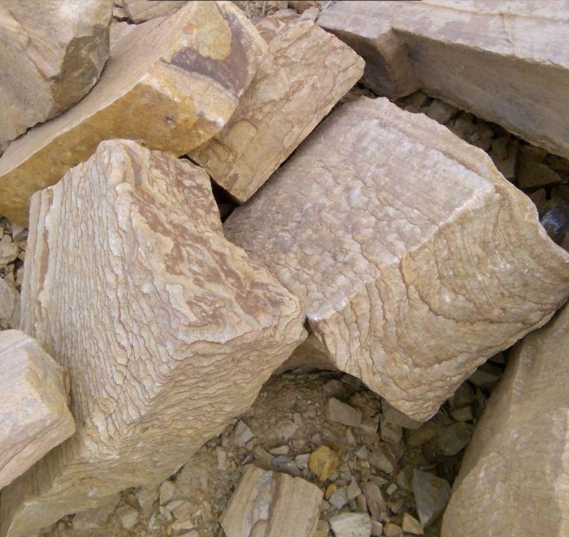 Песчаник пластушка желтый с рисунком (7-15 см)  купить  в Липецке плитняк - пластушка - бут желтый песчаник 8 000 руб/м3   фото 