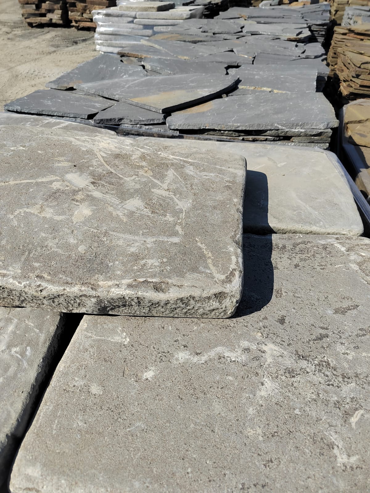 Песчаник пластушка светло-серый (3,0 см)  купить  в Липецке песчаник светло-серый, серый песчаник рваный ландшафтный колотый 7 500 руб/м3   фото 