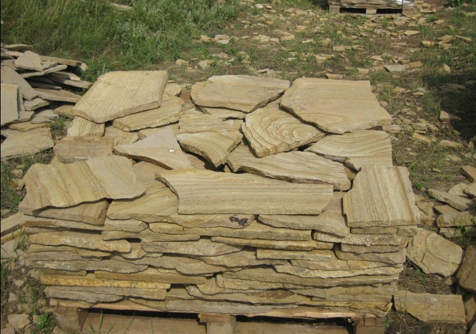 Песчаник пластушка желтый с разводом под дерево (2 см)  купить  в Липецке плитняк желтый с разводами, желтый, рыжий, серый песчаник пластушка рваная ландшафтная 11 000 руб/м3   фото 