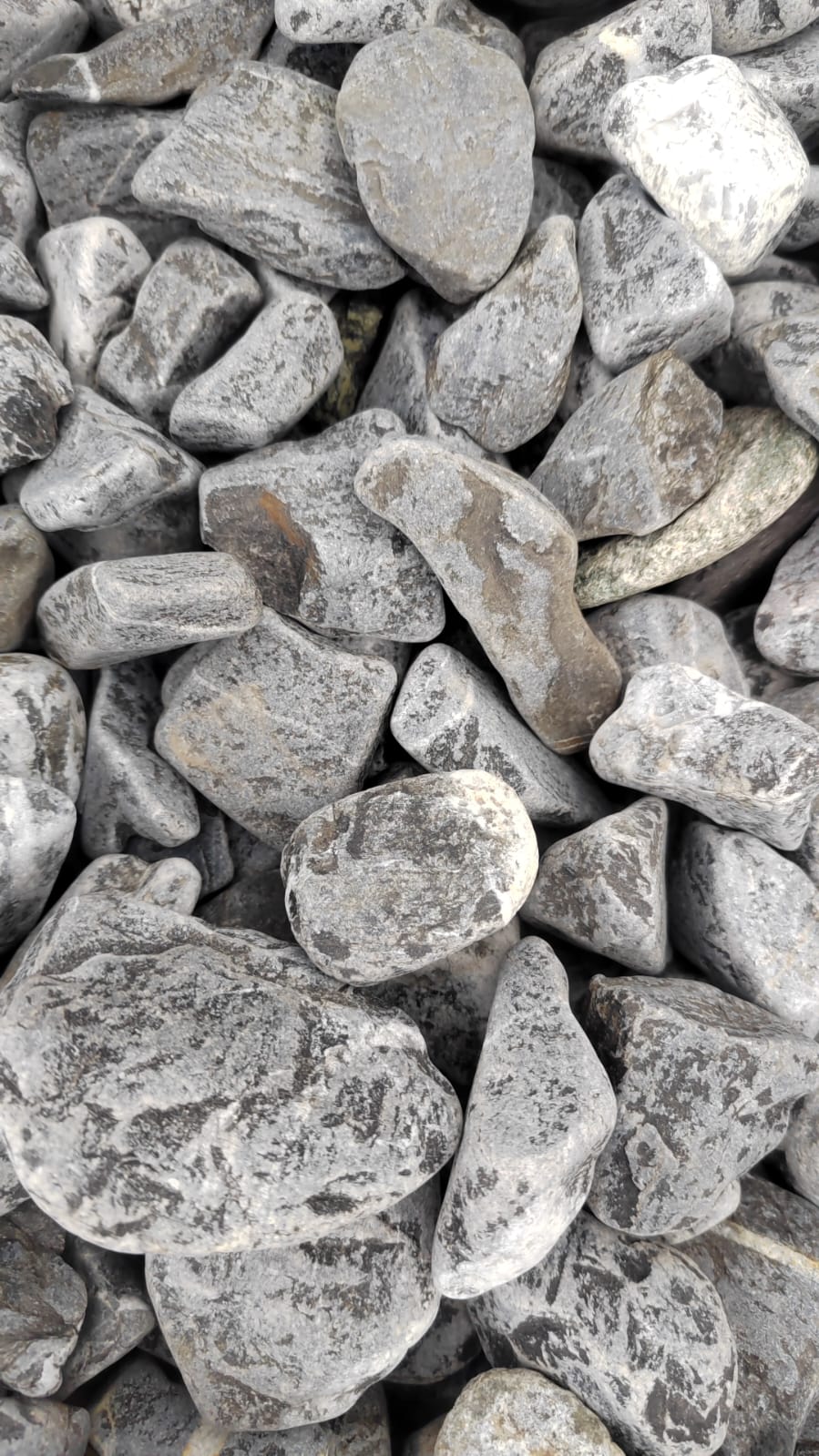  Черная галька (щебень галтованный черный мрамор) фр.40-70 мм.  купить  в Липецке мрамор черный с белыми прожилками, черный, белый щебень галтованный округлый 13500 руб/т   фото 