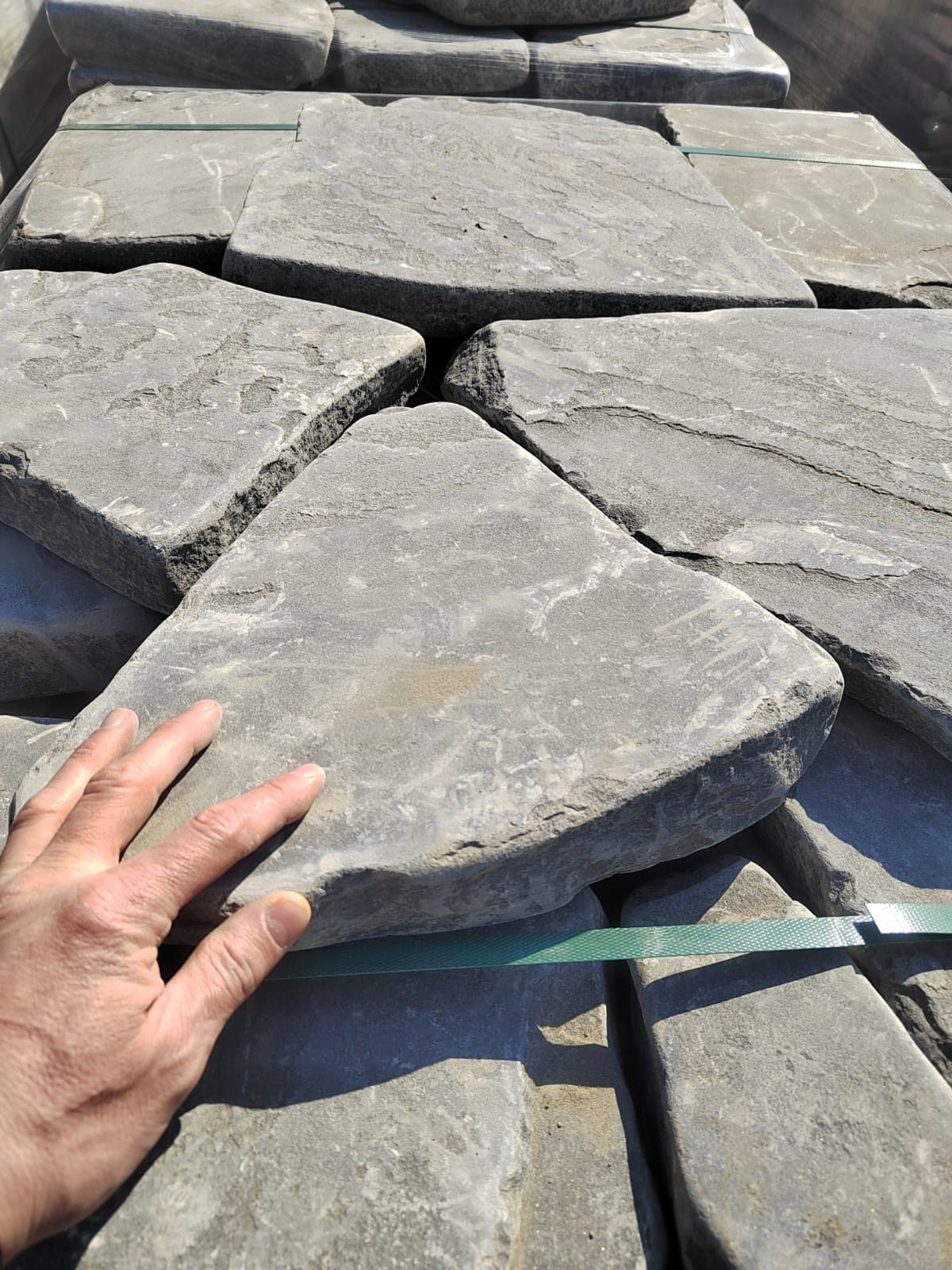 Песчаник пластушка светло-серый (4,0 - 6,0 см)  купить  в Липецке плитняк - пластушка светло-серый песчаник 7 500 руб/м3   фото 