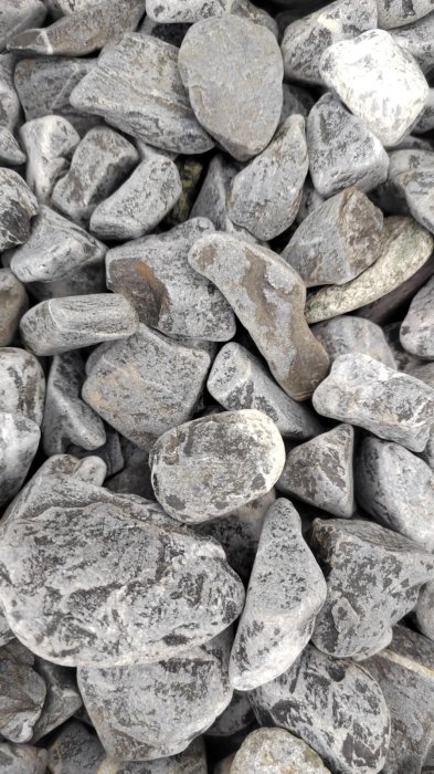 Черная галька (щебень галтованный черный мрамор) фр.40-70 мм.  купить  в Липецке мрамор черный с белыми прожилками, черный, белый щебень галтованный округлый 13500 руб/т   фото 