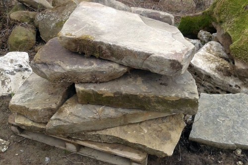  Песчаник плиты - плахи - пошаговые дорожки (фр. 70-150 мм)  купить  в Липецке песчаник серый бежевый желтый зеленый колотый песчаник строительный 6500 руб/т   фото 