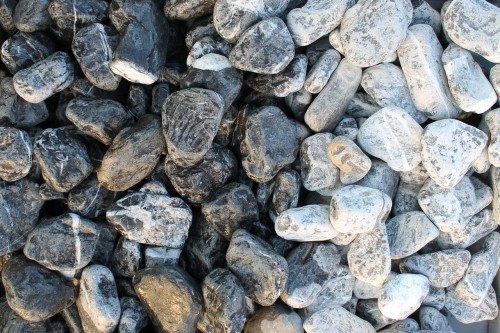  Галька мраморная черная (щебень галтованный черный мрамор) фр. 50-100 мм.  купить  в Липецке мрамор черный с белыми прожилками щебень ландшафтный мраморный 9000 руб/т   фото 