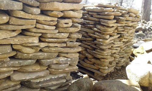 Песчаник колотый для облицовки (фр. 2-3 см)  купить  в Липецке песчаник бежевый серый рыжий песчаник строительный 5000 руб/т   фото 