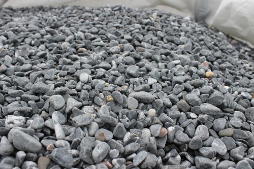  Черная галька с прожилками (галтованный черный мрамор) фр.10-20 мм.  купить  в Липецке мрамор черный с белыми прожилками, черный, белый окатанный округлый ландшафтный декоративный щебень 13500 руб/т   фото 