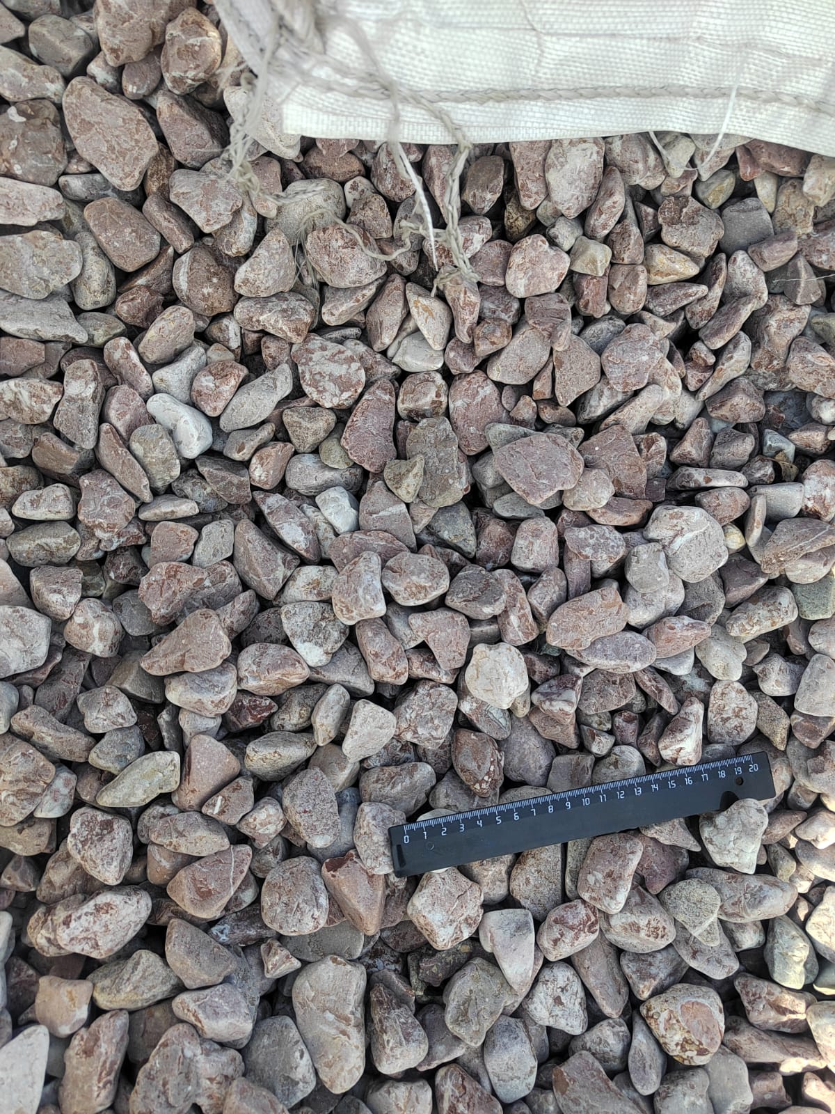  Розовая галька (щебень галтованный розовый) фр.20-40 мм.  купить  в Липецке мрамор розовый, красный оголтованный округлый щебень  13500 руб/т   фото 