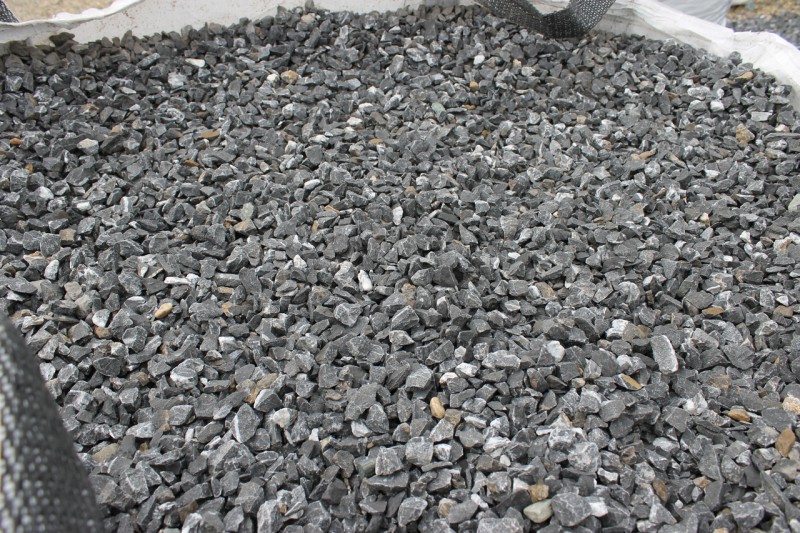  Щебень крошка черный (мрамор) фр. 20-40 мм.  купить  в Липецке мрамор черный с белыми прожилками мраморная каменная крошка 9000 руб/т   фото 