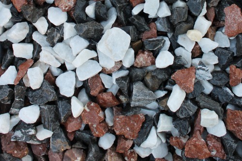  Мраморная крошка (щебень крошка микс : белый-черный-розовый) фр. 3-5 мм.  купить  в Липецке мрамор белый, черный, розовый, разноцветный мраморная каменная крошка декорвтивная 9500 руб/т   фото 