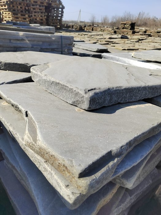  Песчаник пластушка галтованная светло-серая (3,0 см)  купить  в Липецке песчаник светло-серый, серый ландшафтный камень рваный колотый 12 000 руб/м3   фото 