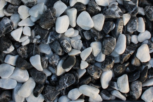 Микс гальки далматин (щебень галтованный микс:белый-черный) фр.40-70 мм.  купить  в Липецке мрамор белый, черный айвори серый галтовка природного камня 14500 руб/т   фото 