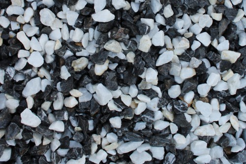  Мраморная крошка (щебень крошка микс : черный-белый) фр. 10-20 мм.  купить  в Липецке мрамор белый, черный каменная декоративная крошка ландшафтная 9500 руб/т   фото 
