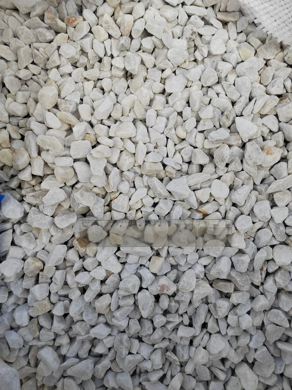  Мраморная крошка, щебень, цвет-белый, фр. 10-20 мм.  купить  в Липецке мрамор белый, молочный айвори каменная ландшафтная декоративная крошка шебня 9500 руб/т   фото 