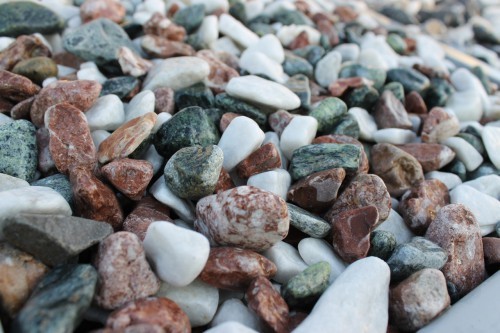  Микс разноцветной гальки (щебень галтованный микс:белый-зеленый-розовый) фр.20-40 мм.  купить  в Липецке мрамор белый, зеленый, розовый мрамор декоративный (галтовка) 14500 руб/т   фото 
