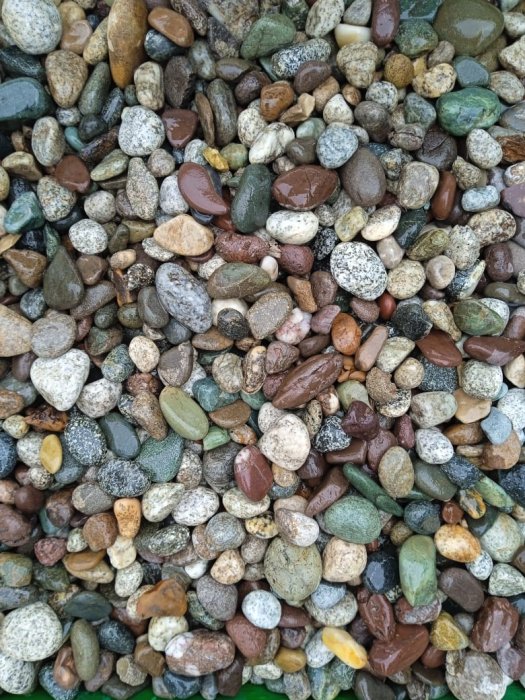  Галька речная окат цветная фр.5-10 мм. купить   в Липецке галька речная белый, серый, красноватый, синий, темно-серый речная окатанная галька декоративная 5000 руб/т   фото 
