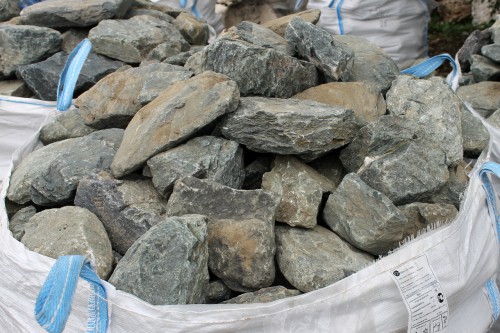 Гранит скальник (серо-зеленый) фр. 100-500 мм.  купить в Липецке гранит зеленый, серый, салатовый крупный ландшафтный валун 6 000 руб/т   фото 