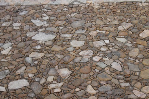 Песчаник для мощения дорожек, площадок, парковок ( фр 5-10 см)  купить  в Липецке песчаник  серый желтый коричневый рыжий песчаник оголтованный окатанный 6500 руб/т   фото 