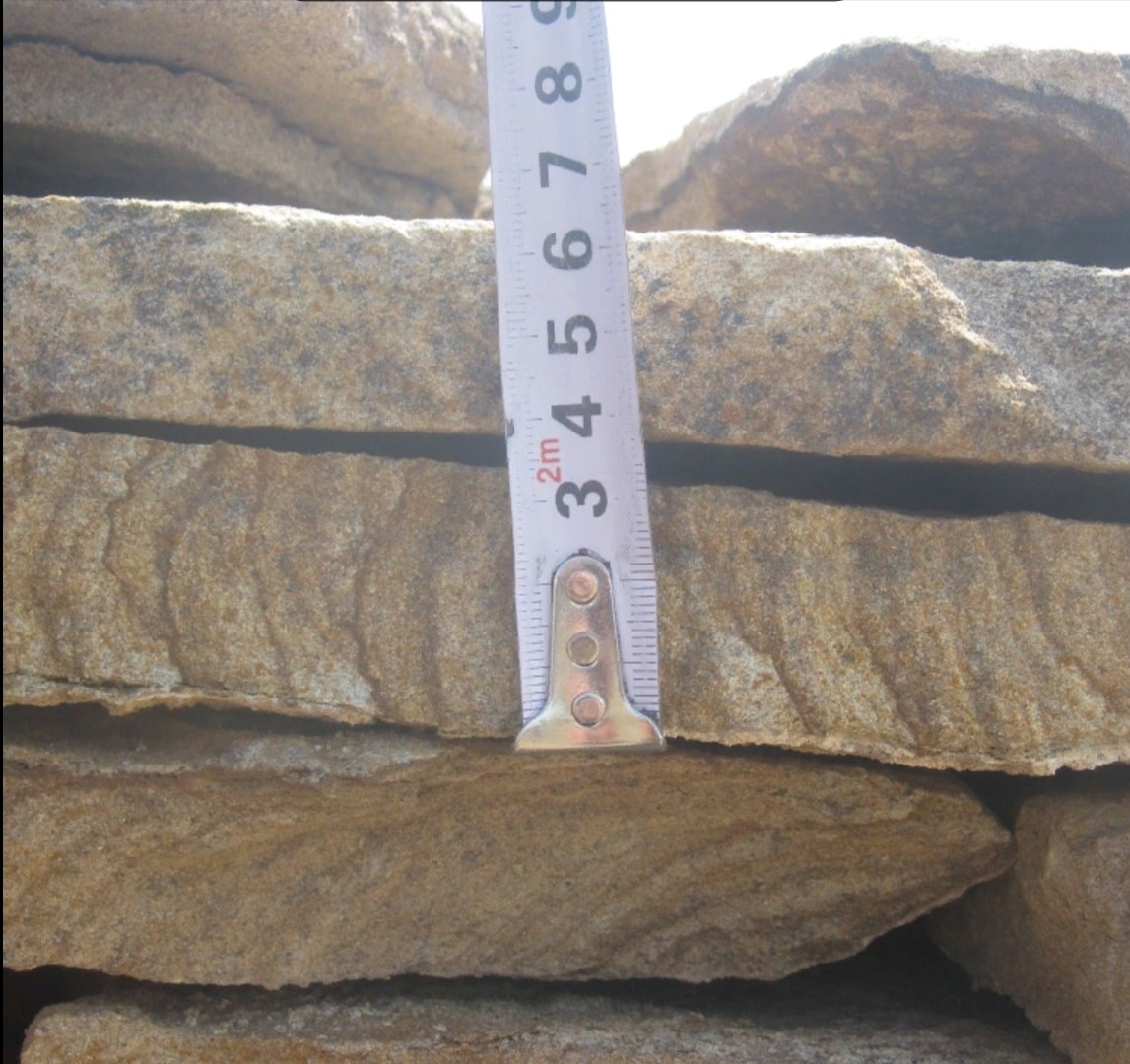 Песчаник пластушка желтый с рисунком (3 см)  купить  в Липецке песчаник желтый с рисунком, рыжий, желтый песчаник пластушка ландшафтная рваная 8 500 руб/м3   фото 