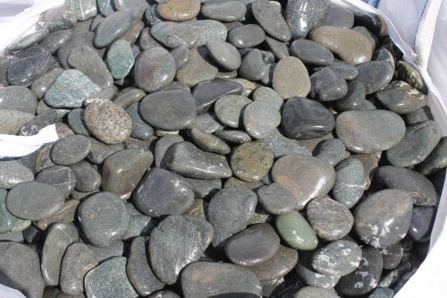 Kamenclub.ru: Галька речная плоская (темно-серая) фр. 100-200-300 мм. купить   в  Липецкегалька речная плоская темно-серый, серый, синий речной галечник плоский 6000 руб/т   фото КАМЕНЬ КЛУБ