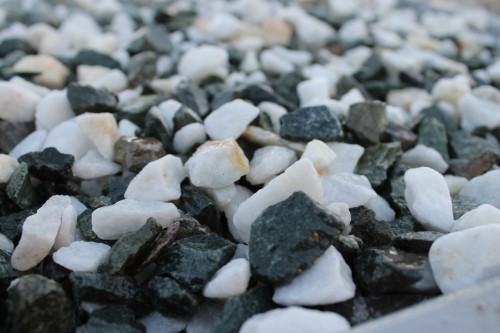  Мраморная крошка (щебень крошка микс: белый-зеленый) фр. 10-20 мм.  купить  в Липецке мрамор белый, зеленый каменная ландшафтная декоративная крошка щебня 9500 руб/т   фото 