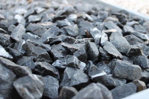  Щебень крошка черный (мрамор) фр. 10-20 мм.  купить  в Липецке мрамор черный с белыми прожилками, черный, белый каменная ландшафтная декоративная крошка щебня 9000 руб/т   фото 