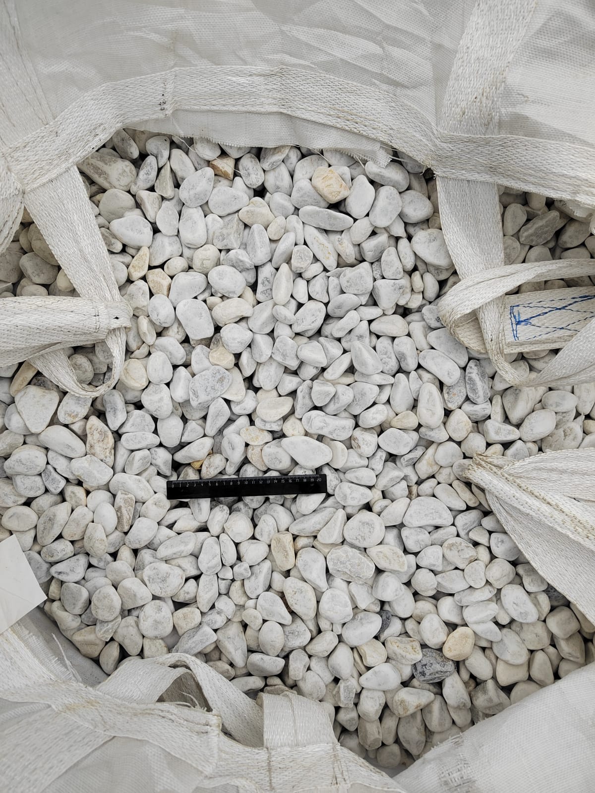  Белая галька мраморная (щебень галтованный белый) фр.40-70 мм.  купить  в Липецке мрамор белый молочный айвори окатанный округлый природный камень 15000 руб/т   фото 