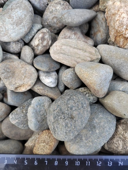  Галька речная окат (серая) фр.40-60 мм купить   в Липецке галька речная серый бежевый рыжий коричневый округлый речной камень 4000 руб/т   фото 