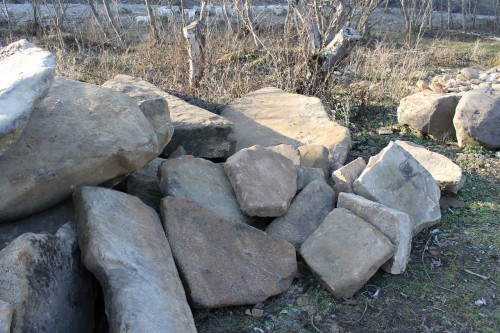 Песчаник плиты - плахи - пошаговые дорожки (фр. 70-150 мм)  купить  в Липецке песчаник серый бежевый желтый зеленый колотый песчаник строительный 6500 руб/т   фото 