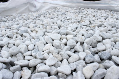  Белая мраморная галька (щебень галтованный белый) фр.10-20 мм.  купить  в Липецке мрамор белый, молочный, айвори окатанный округлый декоративный ландшафтный щебень 14500 руб/т   фото 