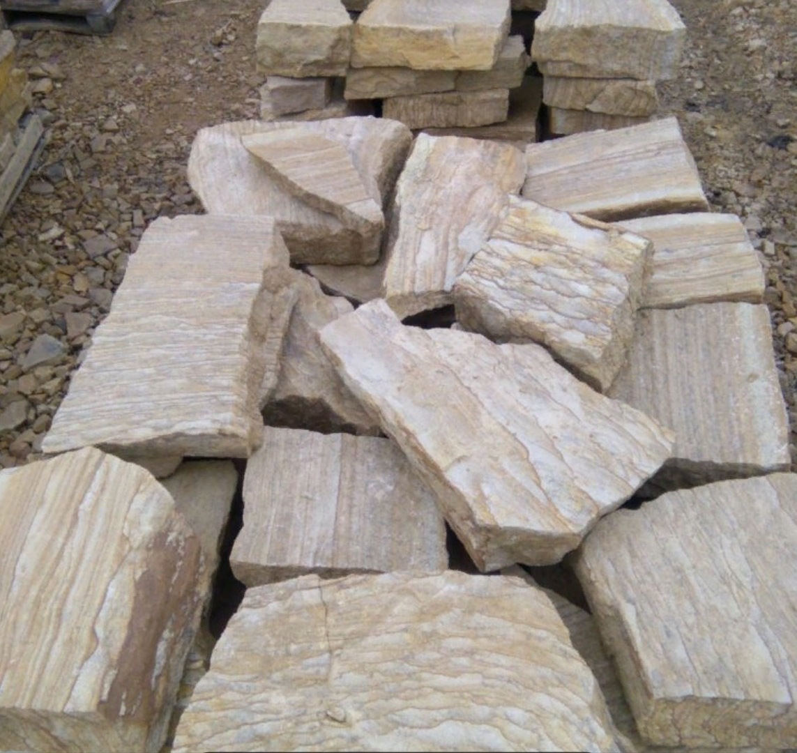 Песчаник пластушка желтый с рисунком (7-15 см)  купить  в Липецке плитняк - пластушка - бут желтый песчаник 8 000 руб/м3   фото 