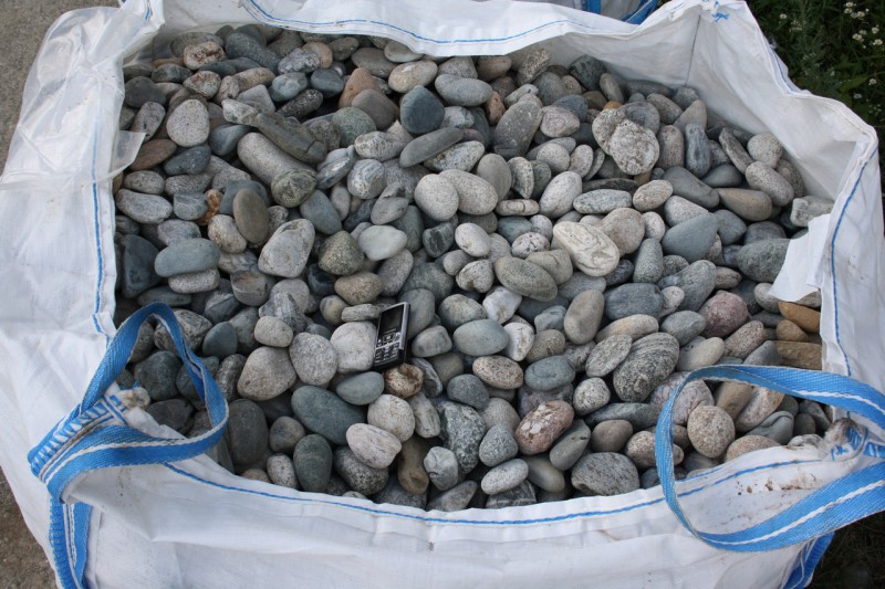  Галька речная окат (серая) фр.40-60 мм купить   в Липецке галька речная серый бежевый рыжий коричневый округлый речной камень 4000 руб/т   фото 