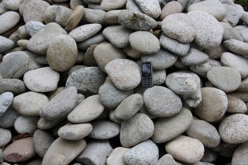  Галька речная плоская (бело-серая) фр. 100-200-300 мм. купить  в Липецке  галька речная плоская серый, белый, бело-серый, серо-белый речная галька плоская  6000 руб/т   фото 