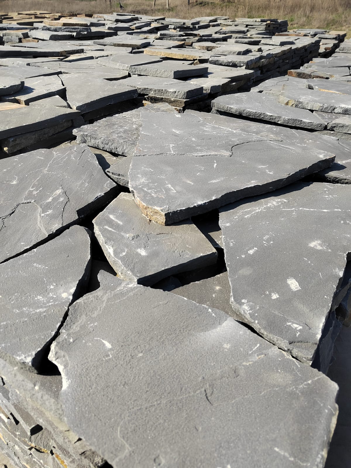 Песчаник пластушка светло-серый (2,0 см)  купить  в Липецке плитняк- ластушка светло-серый, серый рваный ландшафтный плитняк колотый 7 500 руб/м3   фото 