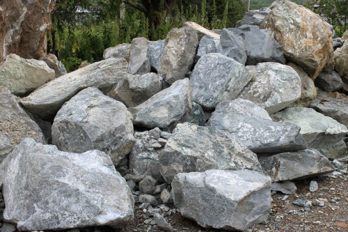  Змеевик скальник фр. 500-1500 мм.  купить в Липецке змеевик зеленый серый черный глыба скальная колотая 7500 руб/т   фото 