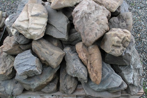Песчаник декоративный ландшафтный (фр. 300-500 мм)  купить  в Липецке песчаник желтый рыжий серый зеленый валун речной окатанный природный песчаника 4 500 руб/т   фото 
