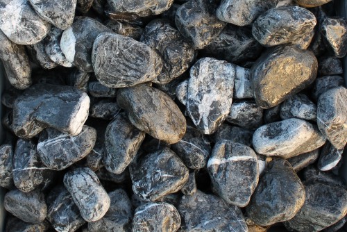 Галька мраморная черная (щебень галтованный черный мрамор) фр. 50-100 мм.  купить  в Липецке мрамор черный с белыми прожилками щебень ландшафтный мраморный 9000 руб/т   фото 